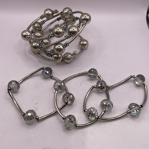2 vintage brackets 1 memory wire silver balls and cylinder 3 stretch bracelet - Picture 6 of 6